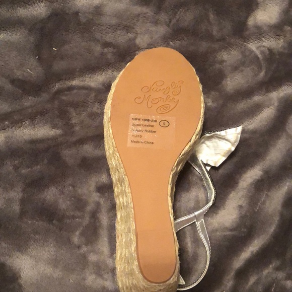 Naughty monkey - Picture 4 of 4